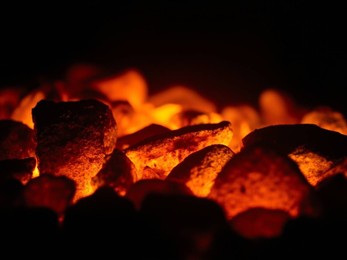 Braises de chêne rougeoyantes dans le foyer