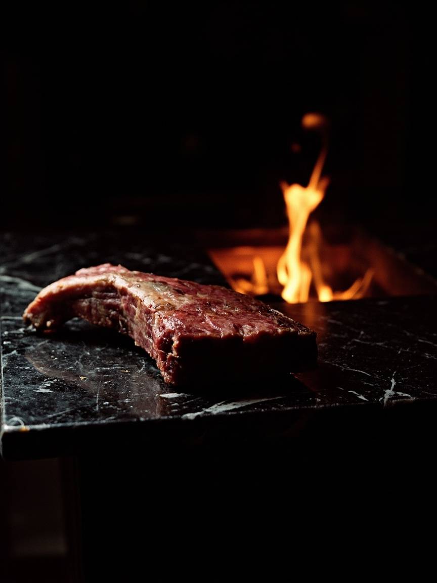Côtes de bœuf en cours de maturation sur le marbre